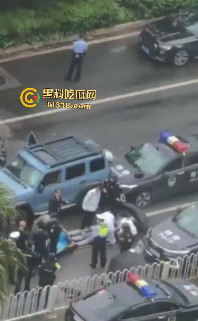 7月20日下午昆明金马坊坦克300狂飙撞人屠杀,司机被特警乱枪击毙,路人看到汽车都怕!-5