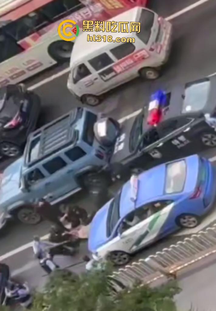 7月20日下午昆明金马坊坦克300狂飙撞人屠杀,司机被特警乱枪击毙,路人看到汽车都怕!-7