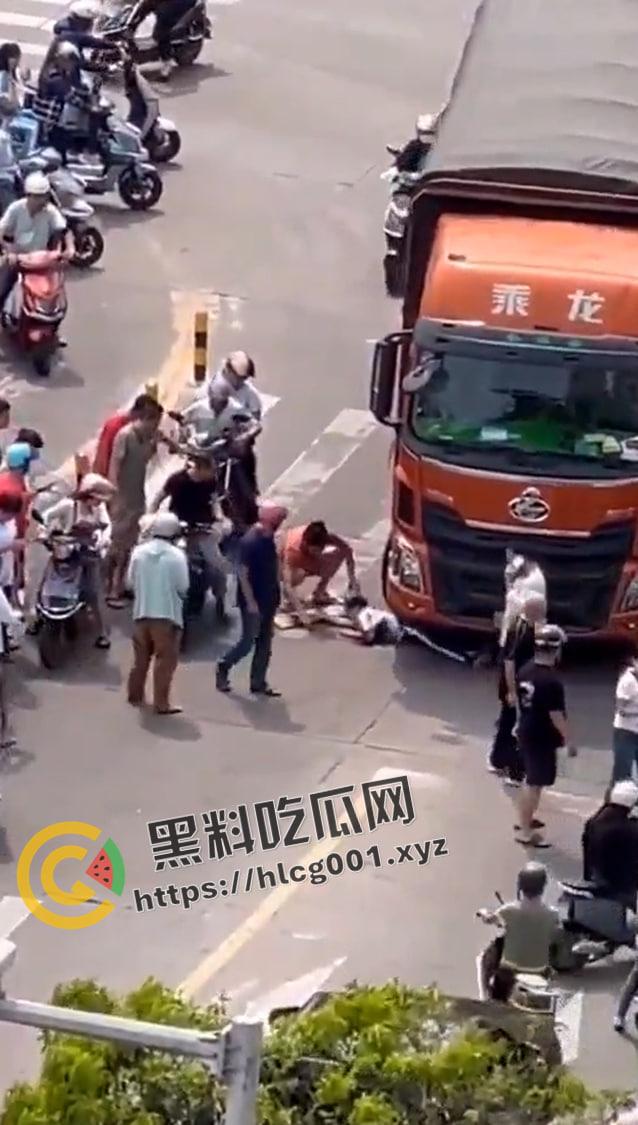 海口白驹小学门口 小孩子被压大车地下挣扎   半个身子压成肉泥 还救不出来 生不如死  现场视频流出-4