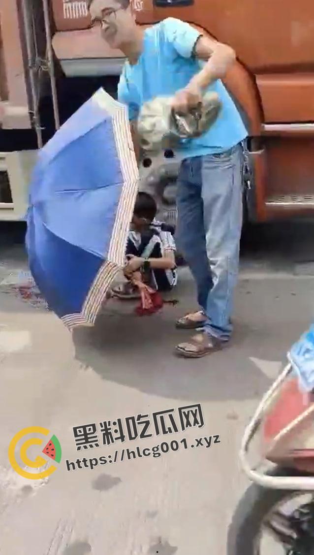 海口白驹小学门口 小孩子被压大车地下挣扎   半个身子压成肉泥 还救不出来 生不如死  现场视频流出-5