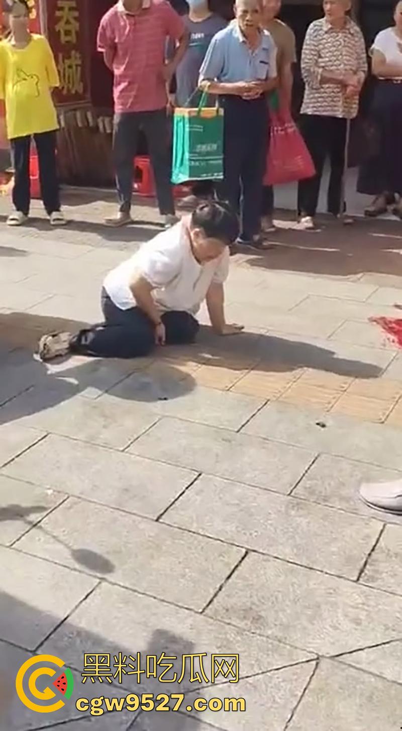 广西容县新北街电信大楼,疑似精神病中年妇女,拿铁锤砸一名小男孩,现场血腥恐怖!-3