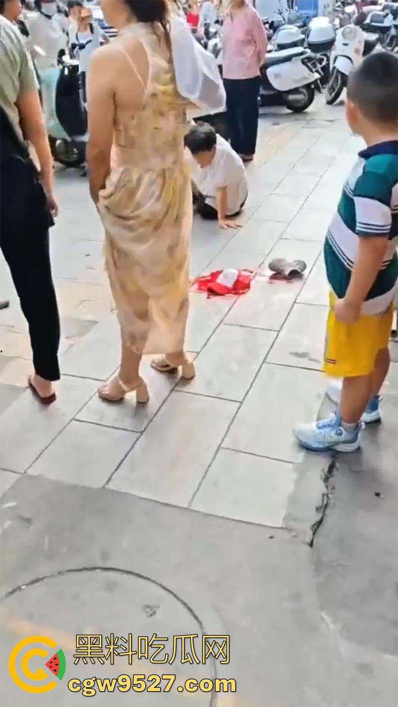 广西容县新北街电信大楼,疑似精神病中年妇女,拿铁锤砸一名小男孩,现场血腥恐怖!-4