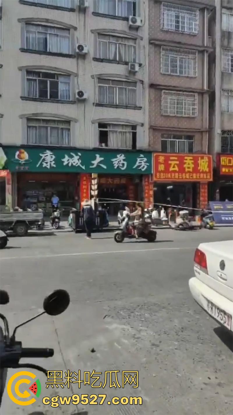 广西容县新北街电信大楼,疑似精神病中年妇女,拿铁锤砸一名小男孩,现场血腥恐怖!-5