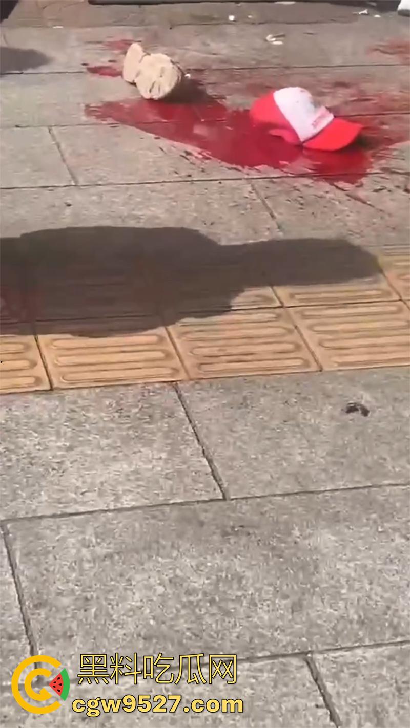 广西容县新北街电信大楼,疑似精神病中年妇女,拿铁锤砸一名小男孩,现场血腥恐怖!-6