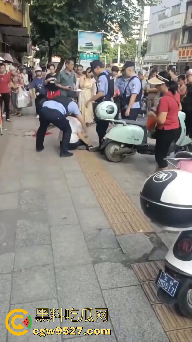 广西容县新北街电信大楼,疑似精神病中年妇女,拿铁锤砸一名小男孩,现场血腥恐怖!-7