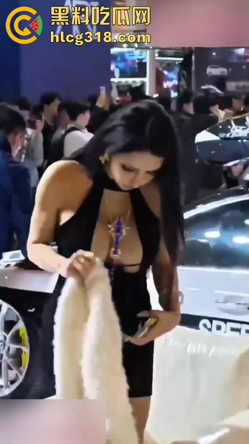谁去车展是真看车啊?F罩杯巨乳车模女神,衣服勒不住奶意外走光,奶头都被人吃黑了!-3