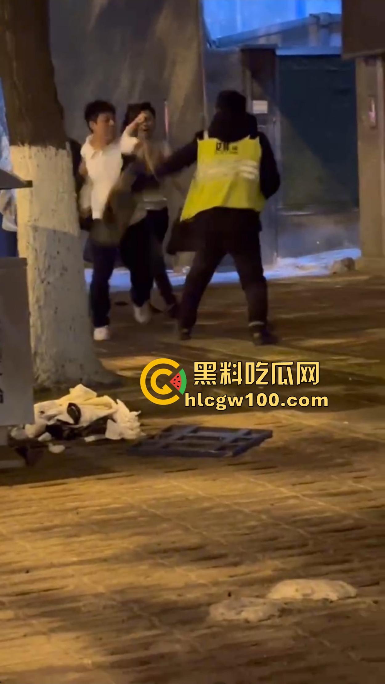 深圳街头大G车主醉汉闹事，嫌代驾收费贵，怒骂拳打不够还拿头盔爆扣，代驾被砸得怀疑人生！-10