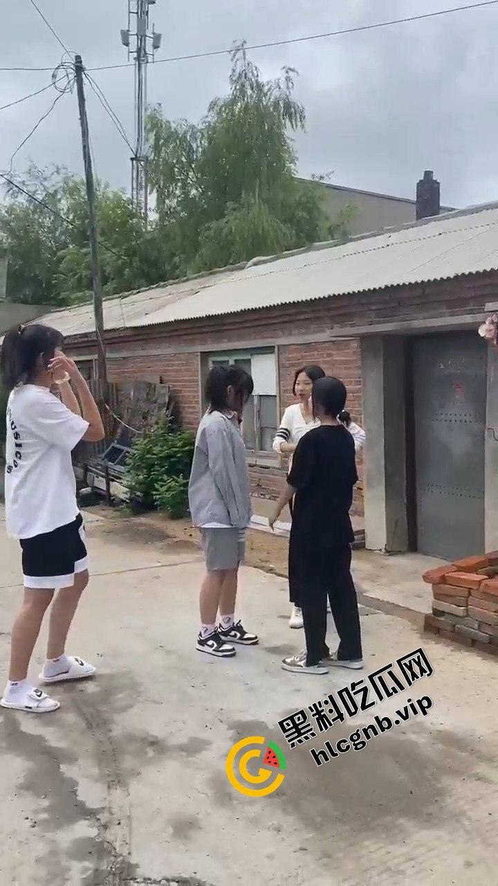 村里小太妹集体霸凌！三人围攻一个，扇来扇去真是无法无天-5