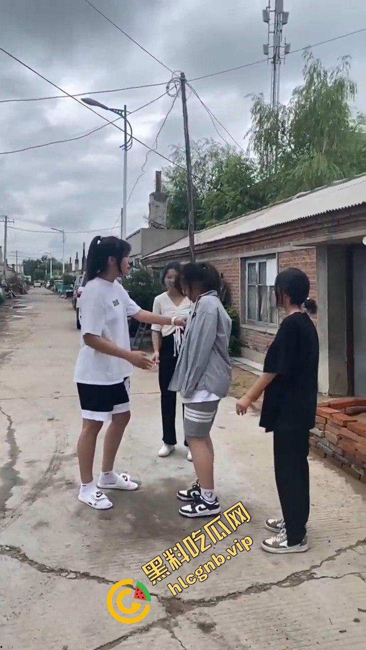 村里小太妹集体霸凌！三人围攻一个，扇来扇去真是无法无天-8