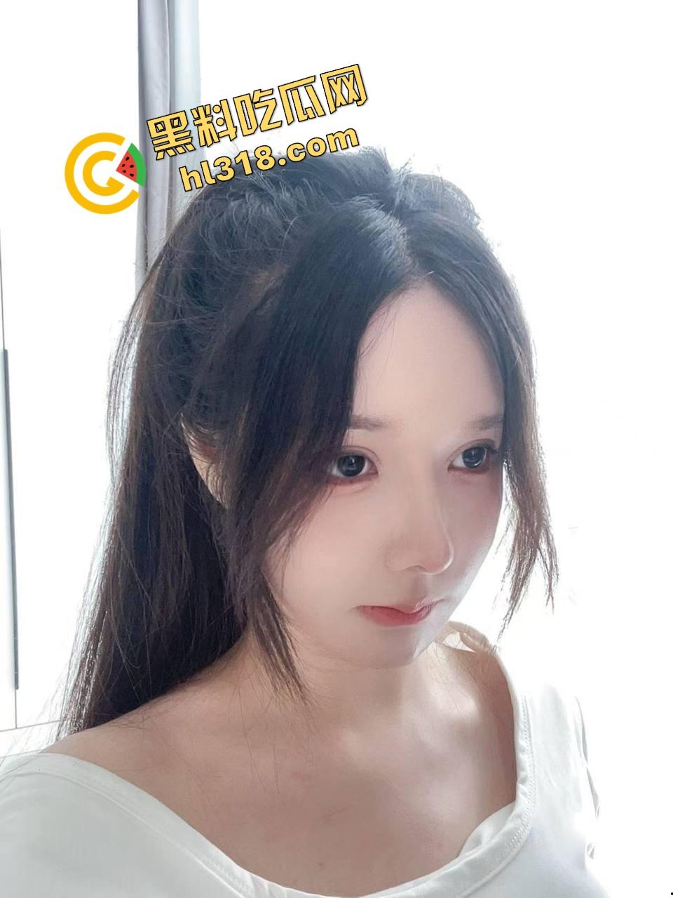 国外留学高挑美女『夏婷婷』被按桌上无套猛操，趁朋友不在家一顿狠狠冲刺，肉体撞击快把桌子干散架！-4