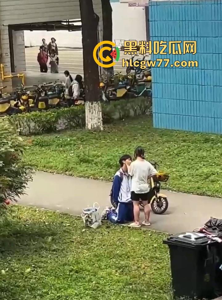 舔狗舔到最后一无所有 一高中女生宿舍楼下 一情侣吵架 男孩下跪认错遭女孩一顿连环巴掌 ！-4