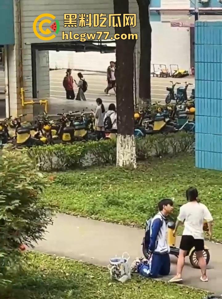 舔狗舔到最后一无所有 一高中女生宿舍楼下 一情侣吵架 男孩下跪认错遭女孩一顿连环巴掌 ！-6