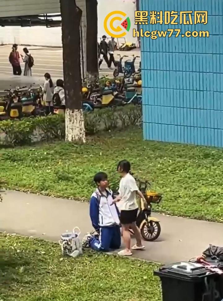 舔狗舔到最后一无所有 一高中女生宿舍楼下 一情侣吵架 男孩下跪认错遭女孩一顿连环巴掌 ！-8