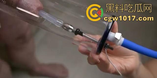 猎奇重口！国外调教已经发展到这地步了吗？真空针管插鸡巴尿道，直接一个按钮下去男奴直接射满大大一杯！-4