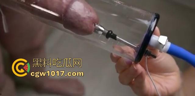 猎奇重口！国外调教已经发展到这地步了吗？真空针管插鸡巴尿道，直接一个按钮下去男奴直接射满大大一杯！-5