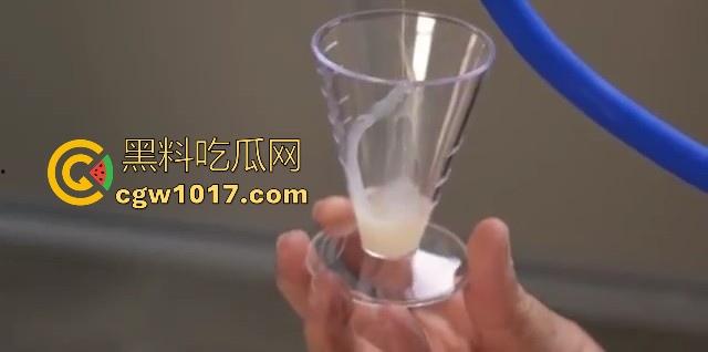 猎奇重口！国外调教已经发展到这地步了吗？真空针管插鸡巴尿道，直接一个按钮下去男奴直接射满大大一杯！-9