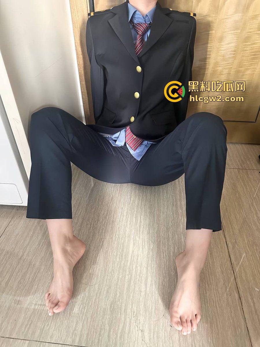 白天高铁端庄女神服务乘客，晚上骚浪跪舔肉棒服务金主 『朱筱盈』制服下是个淫娃，伺候金主比狗还敬业！-3