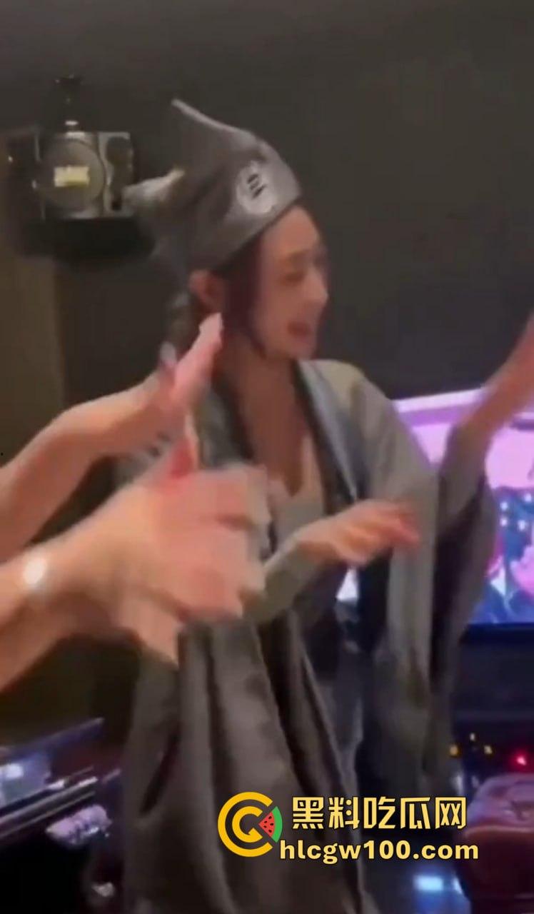 KTV都开始玩济公主题夜了？破衣拖鞋扮和尚，酒瓶换袈裟，点歌附送疯癫体验，降龙十八掌都能搞成喝酒互动？-3