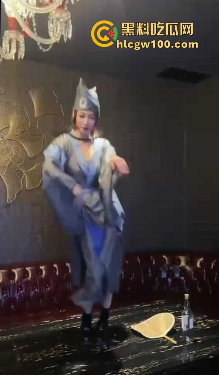 KTV都开始玩济公主题夜了？破衣拖鞋扮和尚，酒瓶换袈裟，点歌附送疯癫体验，降龙十八掌都能搞成喝酒互动？-4