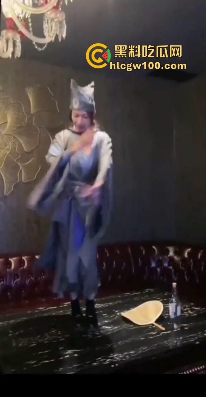 KTV都开始玩济公主题夜了？破衣拖鞋扮和尚，酒瓶换袈裟，点歌附送疯癫体验，降龙十八掌都能搞成喝酒互动？-5