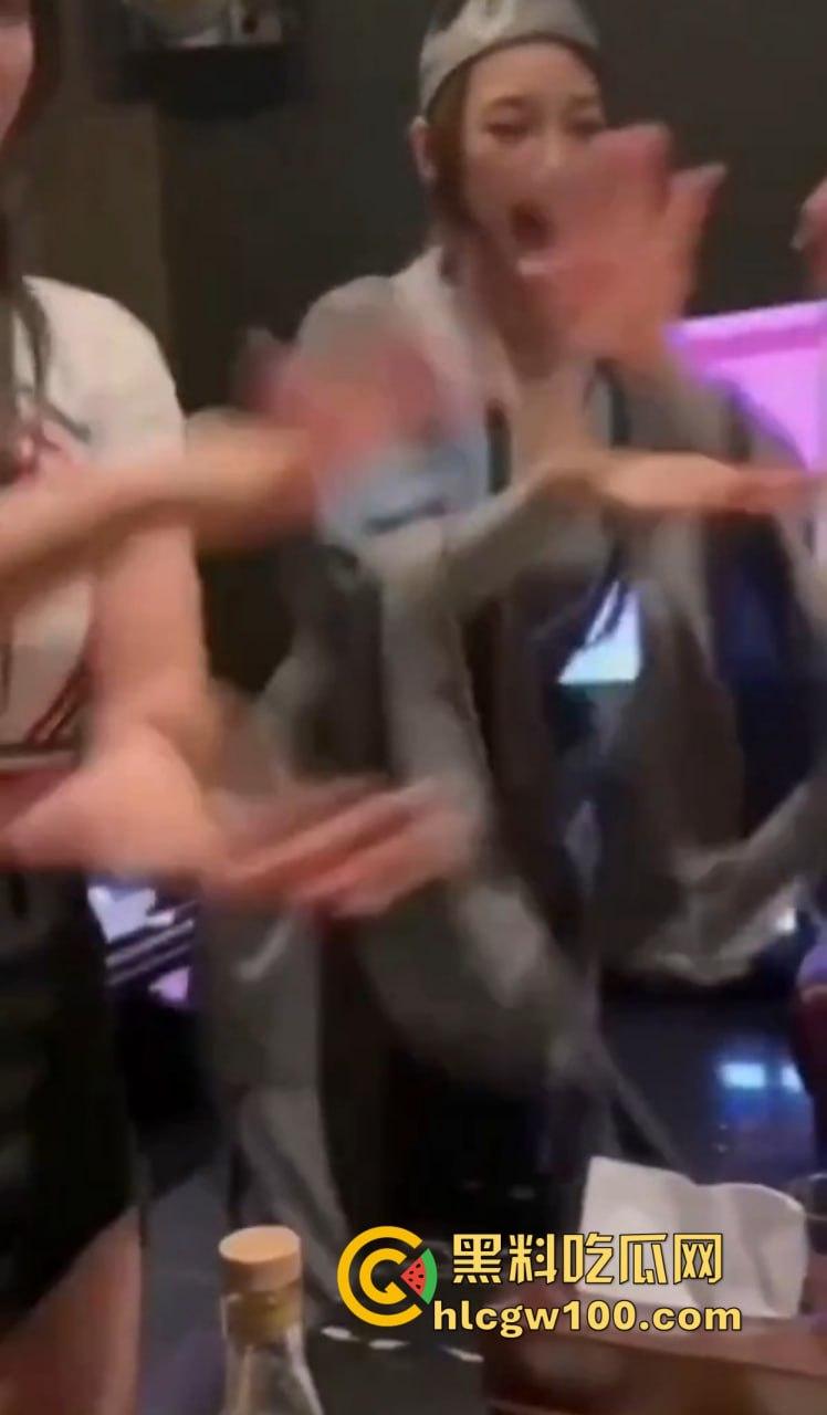 KTV都开始玩济公主题夜了？破衣拖鞋扮和尚，酒瓶换袈裟，点歌附送疯癫体验，降龙十八掌都能搞成喝酒互动？-9