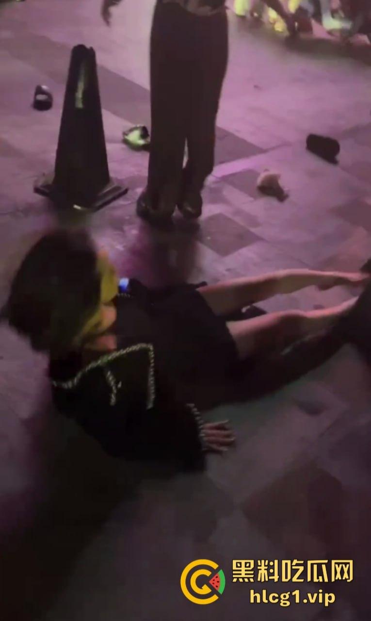 街头赛混剪开赛！女人狠起来根本拉不住啊！互殴招式狠辣不输男人！-4