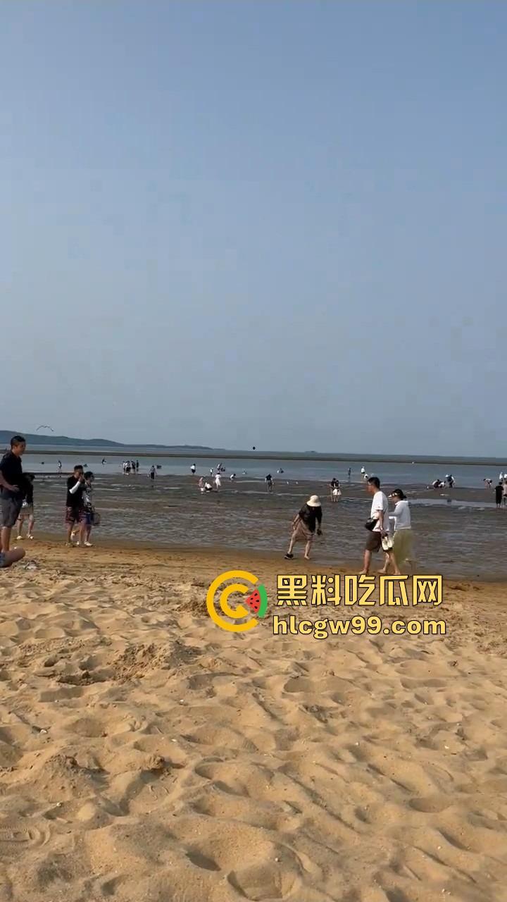 三亚沙滩上的极品骚蜜，天然F奶白到发光的沙滩荡妇，屁股翘得能夹酒瓶，不守妇道翘臀在沙滩上散味！-14