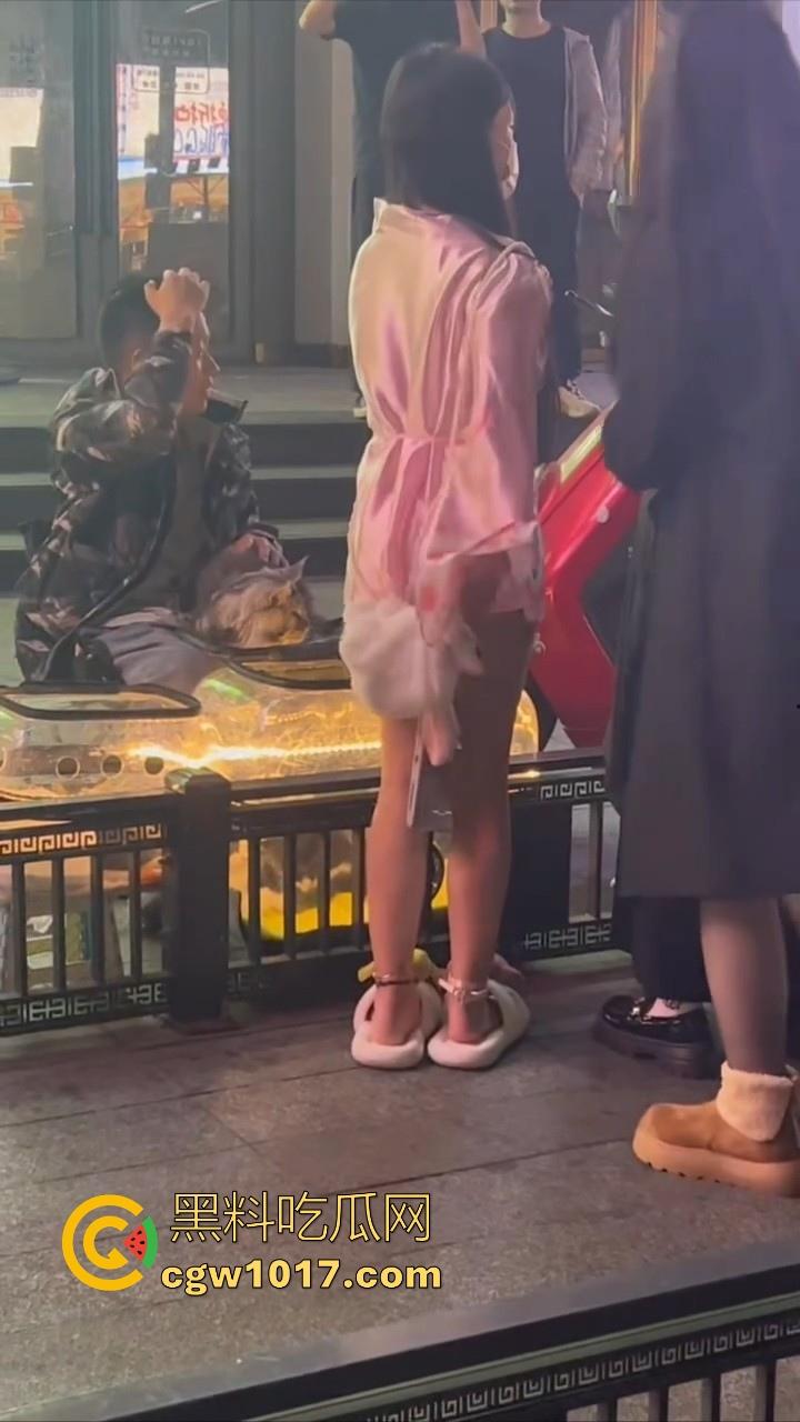 街头偶遇骚逼母狗执行主人的户外任务！齐逼短裙配透明小尾巴内裤，街头大胆露出，小骚逼玩刺激的是吧！-5