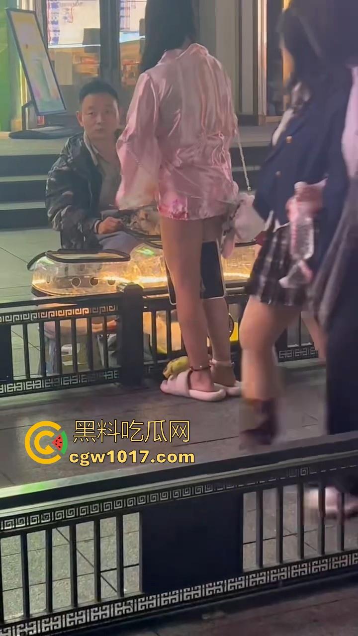 街头偶遇骚逼母狗执行主人的户外任务！齐逼短裙配透明小尾巴内裤，街头大胆露出，小骚逼玩刺激的是吧！-6