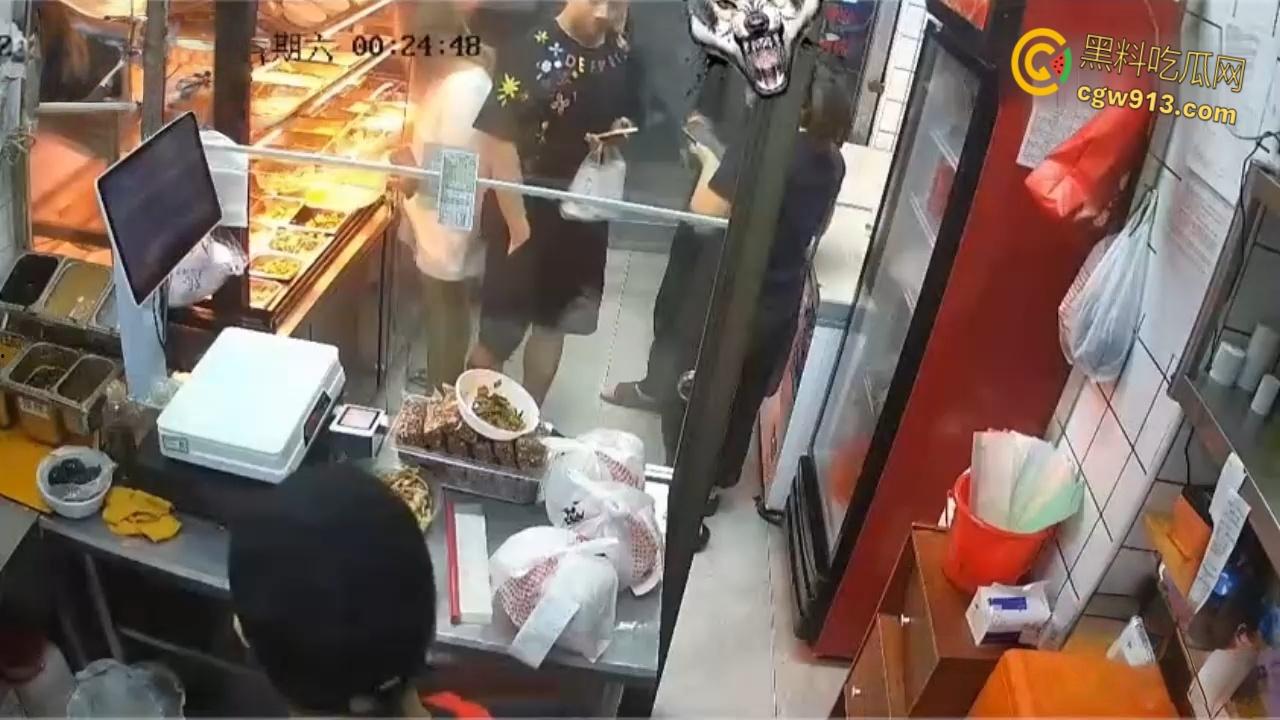 太嚣张了欺人太甚！深圳卤菜店惊爆恶霸闹剧，流氓男不讲道理直接骂人，辱骂打人还倒打一耙！-7