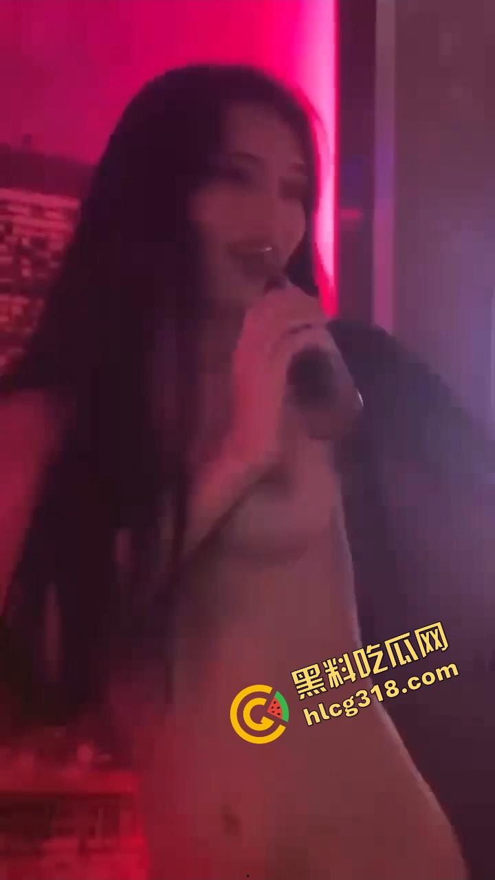 K房全裸接客制,香奶滑臀油光锃亮,唱一首舔三口,不挑脸不挑屌,包夜随便草,钱到位谁都能射进高音区!-3