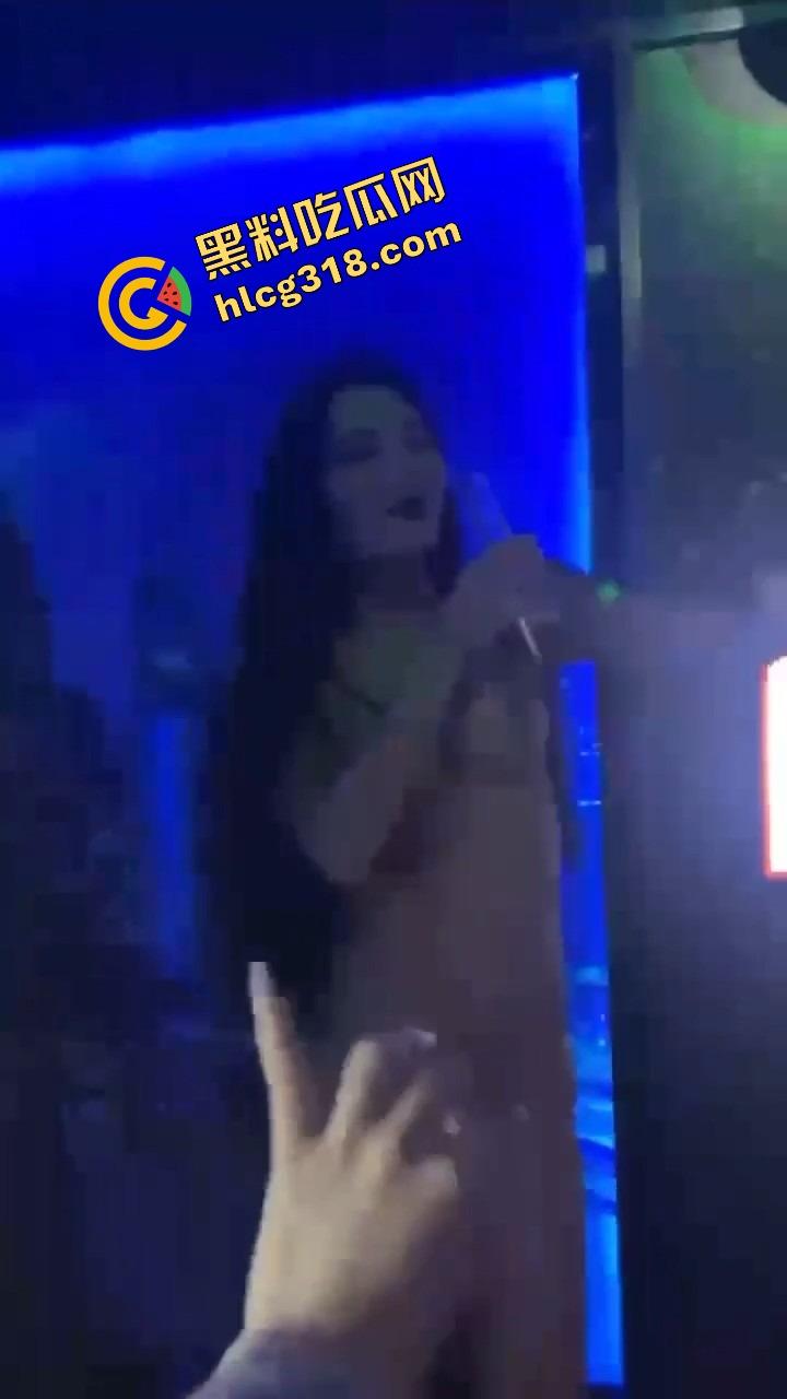 K房全裸接客制,香奶滑臀油光锃亮,唱一首舔三口,不挑脸不挑屌,包夜随便草,钱到位谁都能射进高音区!-5