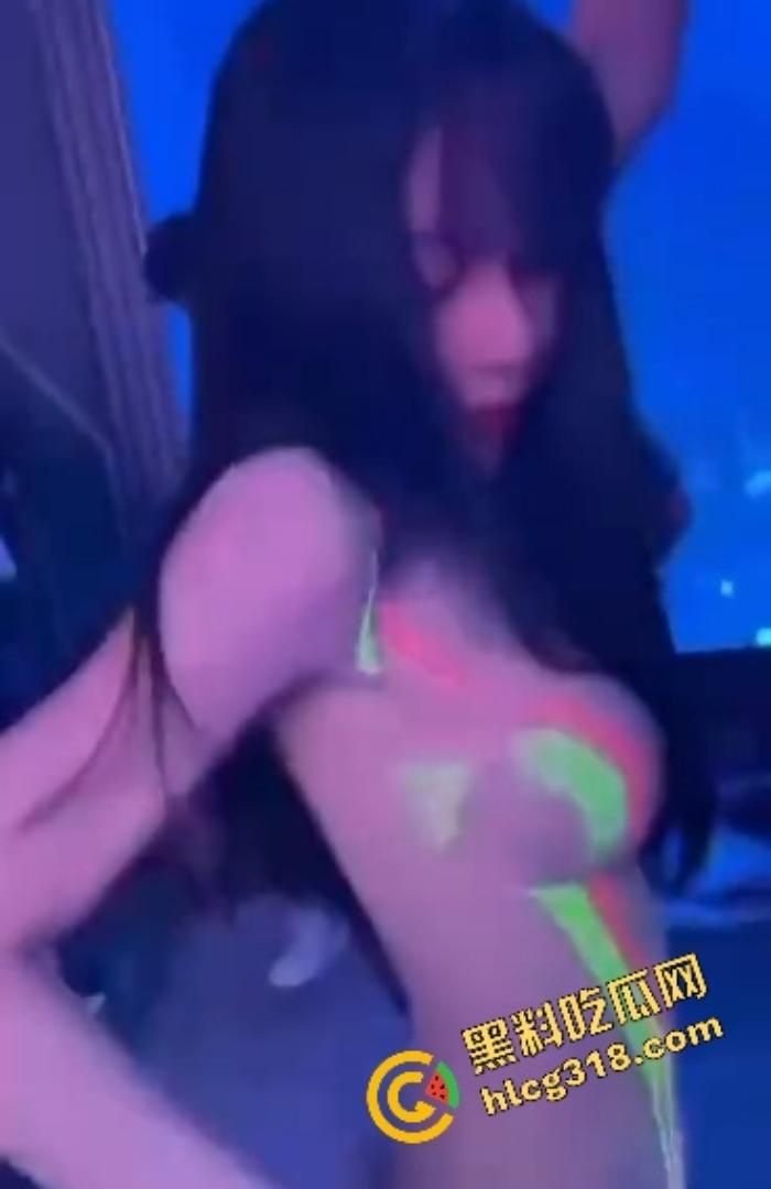 K房全裸接客制,香奶滑臀油光锃亮,唱一首舔三口,不挑脸不挑屌,包夜随便草,钱到位谁都能射进高音区!-6