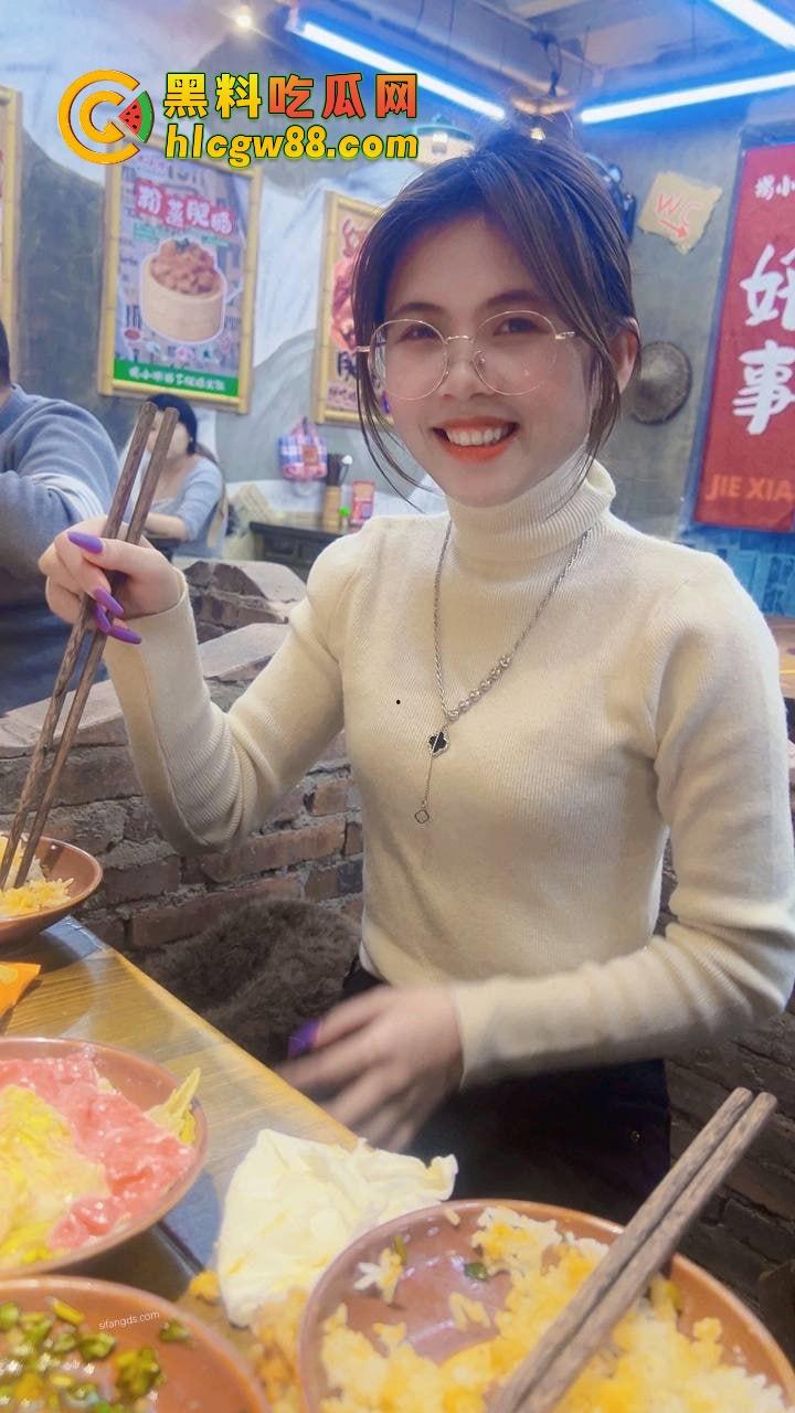 厦门酒吧气氛组极品眼镜骚婊『兰芊芊』酒吧10瓶皇家礼炮带走，制服丝袜被操高潮了主动求拍！-11