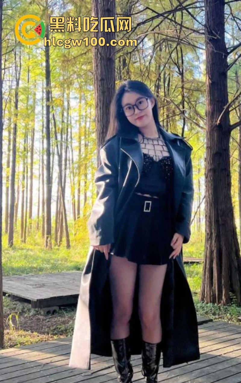 快手 75W粉主播【丸子长不大哦】大尺度裸舞自慰 穿着黑丝展示美腿美足和巨乳！-6