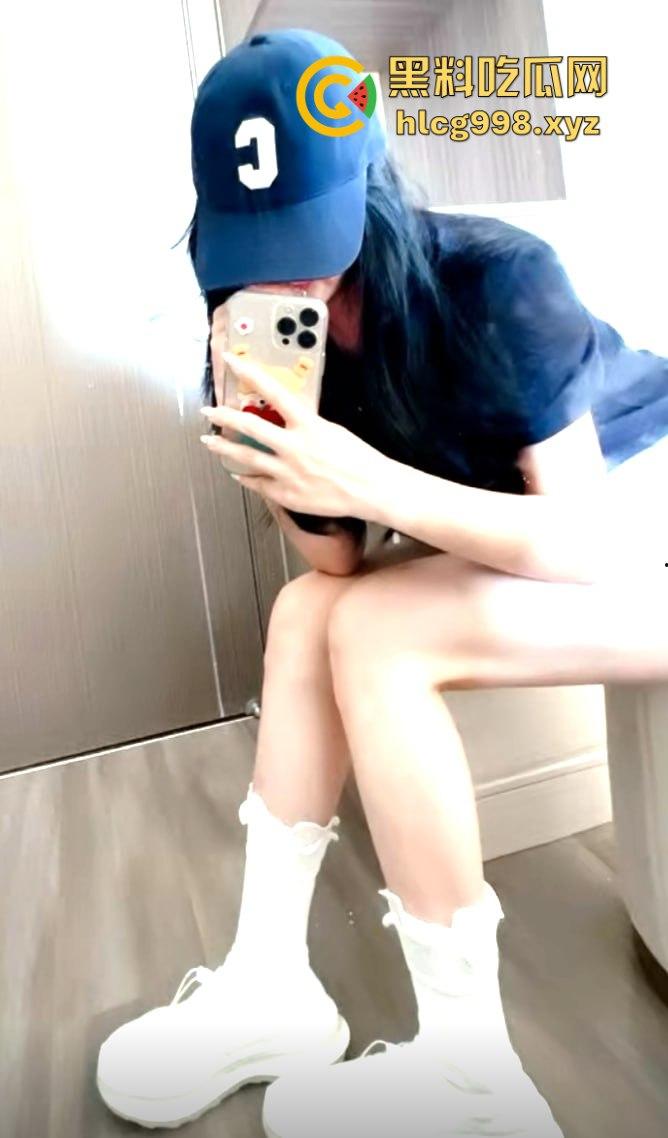 抖音1万粉丝小网红【偷走一头猪猪】！清秀女神转型黄播，啤酒瓶激情自慰，长腿裸舞跳得你直上头！-6