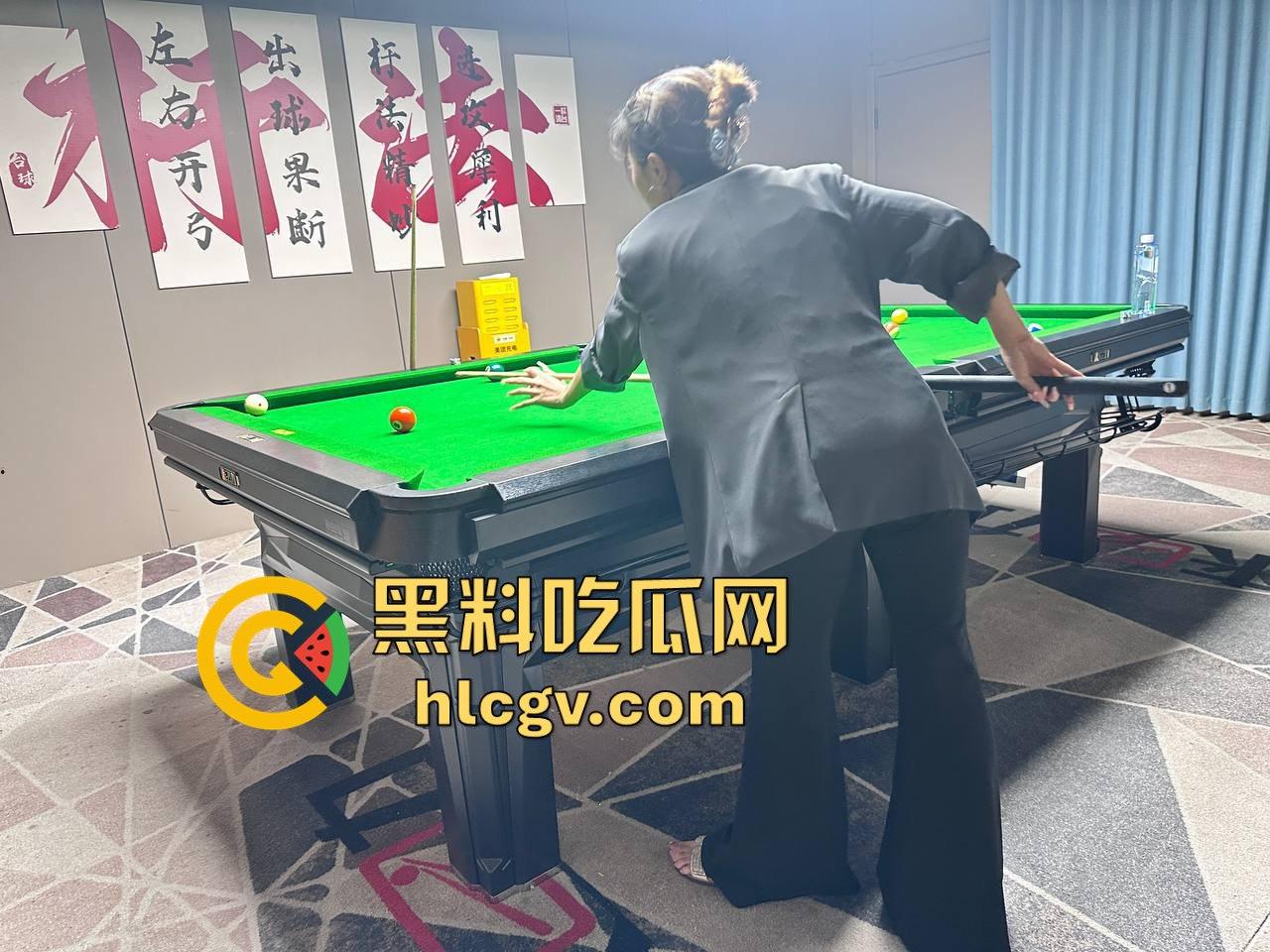 台球厅包房大战足模『赵郑云』!灵巧玉足勾魂,沙发后入正爽时突然有人敲门,瓜友吓得差点软了!-9