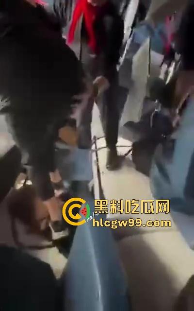 美国飞机又又又出事了！明尼苏达州飞往多伦多皮尔逊的飞机机腹朝天降落，堪比电影特效，幸好没人死亡。-3