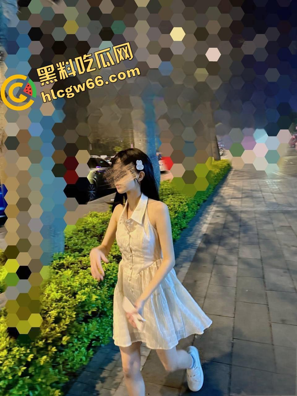 海角大神乱伦浴室偷袭亲妹，洗脸台马桶浴缸轮番后入狂捅嫩穴，操得妹妹腿软爽到翻眼！-2