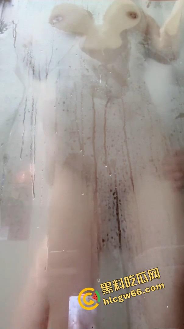 海角大神乱伦浴室偷袭亲妹，洗脸台马桶浴缸轮番后入狂捅嫩穴，操得妹妹腿软爽到翻眼！-8