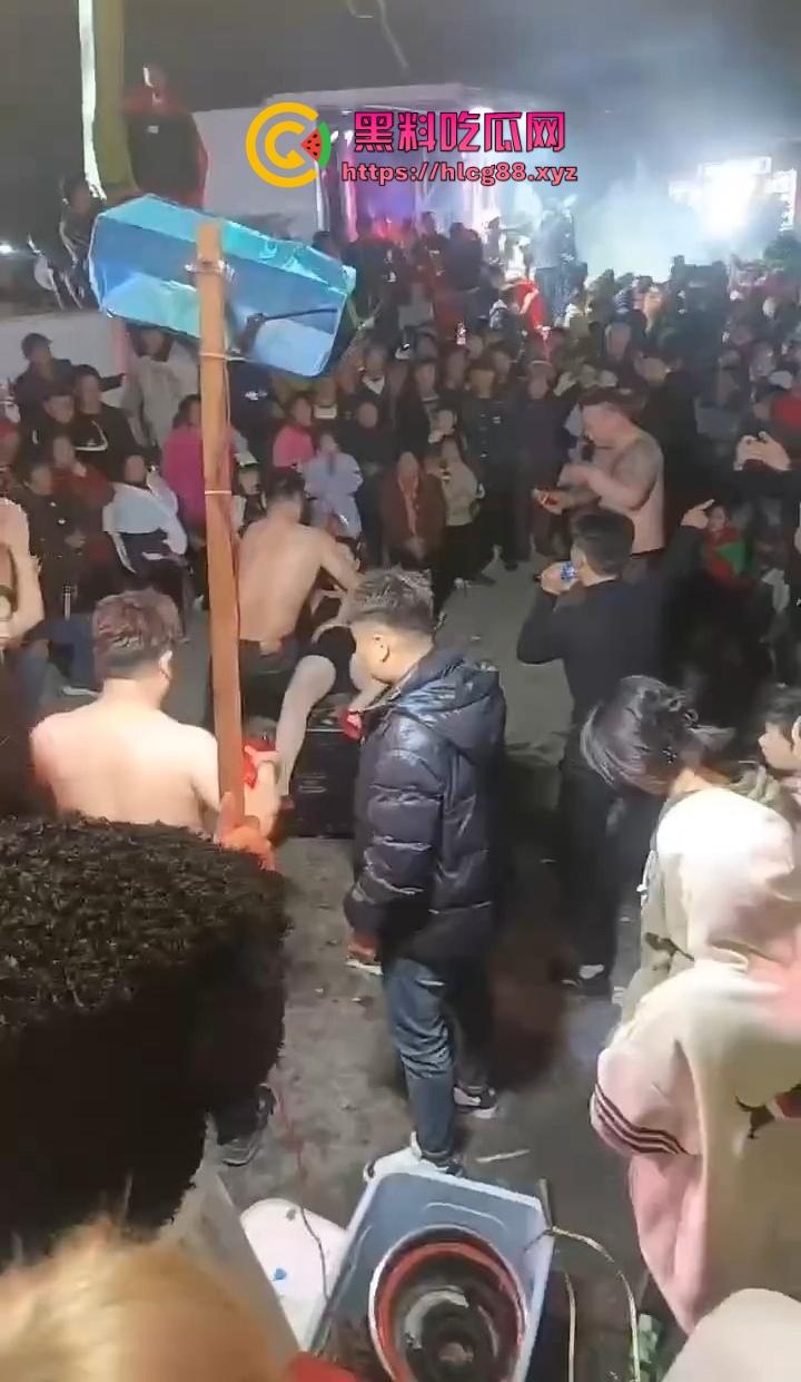 安徽马鞍山丧事变蹦迪？白事喇叭班低俗表演，现场胸口小奶碎大石，脖子顶钢筋这送走的是人还是在送欢乐？-2