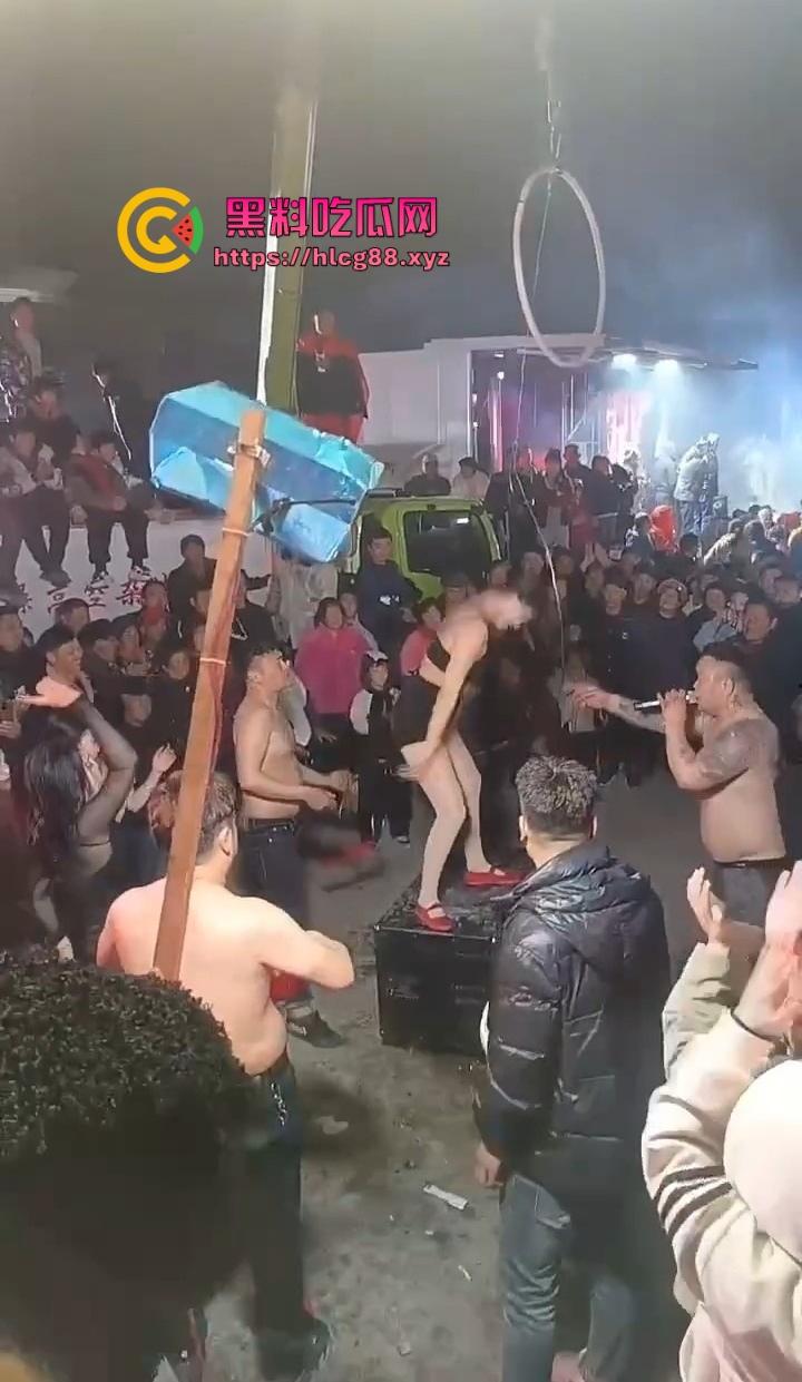 安徽马鞍山丧事变蹦迪？白事喇叭班低俗表演，现场胸口小奶碎大石，脖子顶钢筋这送走的是人还是在送欢乐？-3