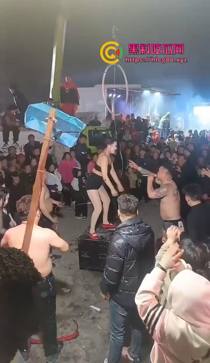 安徽马鞍山丧事变蹦迪？白事喇叭班低俗表演，现场胸口小奶碎大石，脖子顶钢筋这送走的是人还是在送欢乐？-4