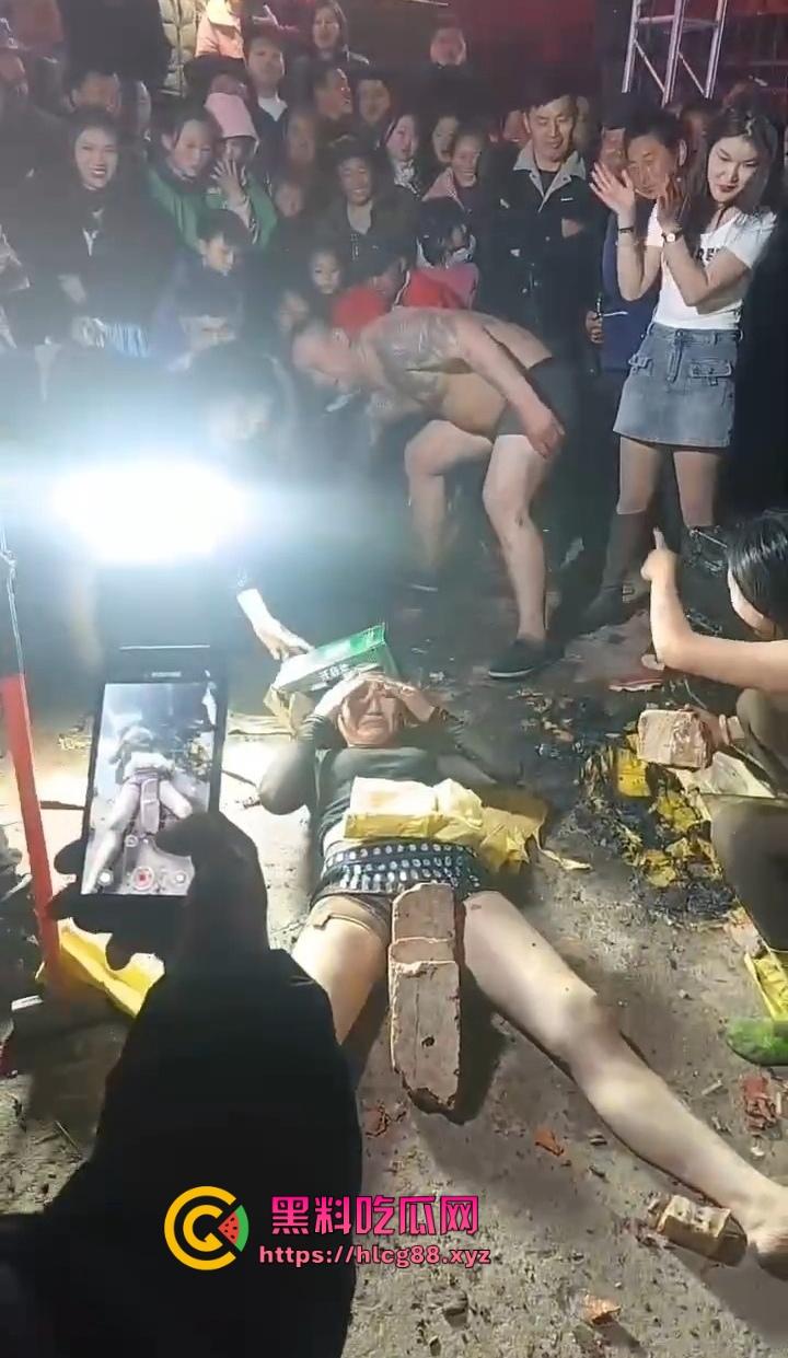 安徽马鞍山丧事变蹦迪？白事喇叭班低俗表演，现场胸口小奶碎大石，脖子顶钢筋这送走的是人还是在送欢乐？-6