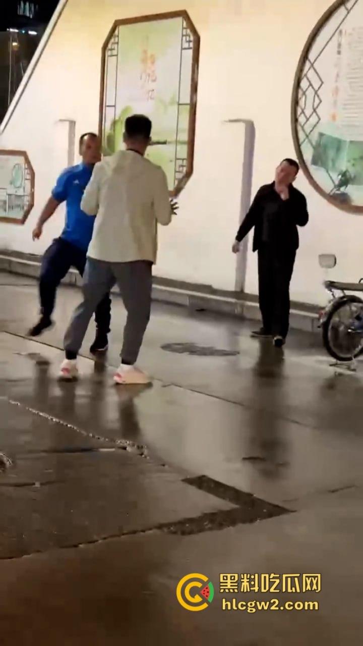 三男街头打架 上海拳皇当街展示拳脚功 一击ko绝杀挑衅男 倒头就睡-4