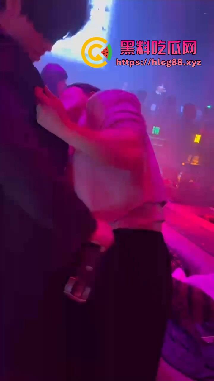 男模腹肌操翻集美骚心，现场舔奶头急扒裤叼屌，大姐浪得抓鸟急不可耐，女拳别装纯你们也就这操性！-7