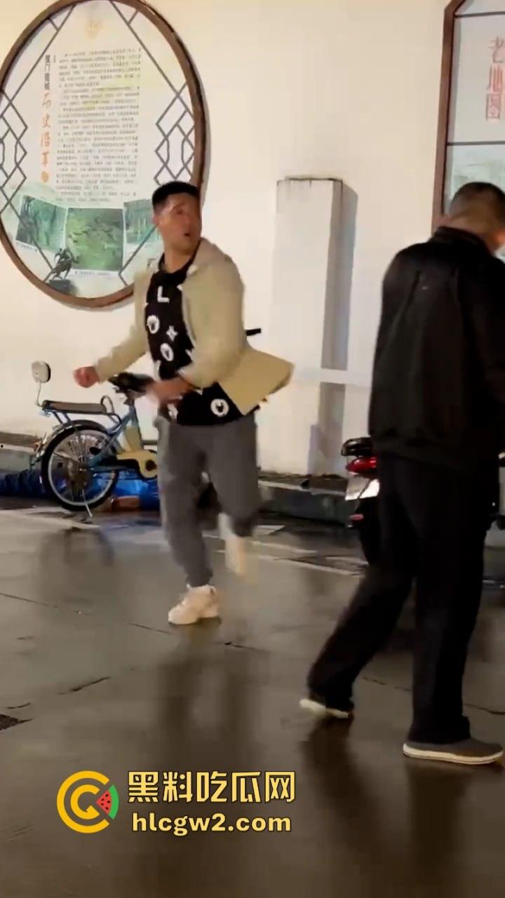 三男街头打架 上海拳皇当街展示拳脚功 一击ko绝杀挑衅男 倒头就睡-8