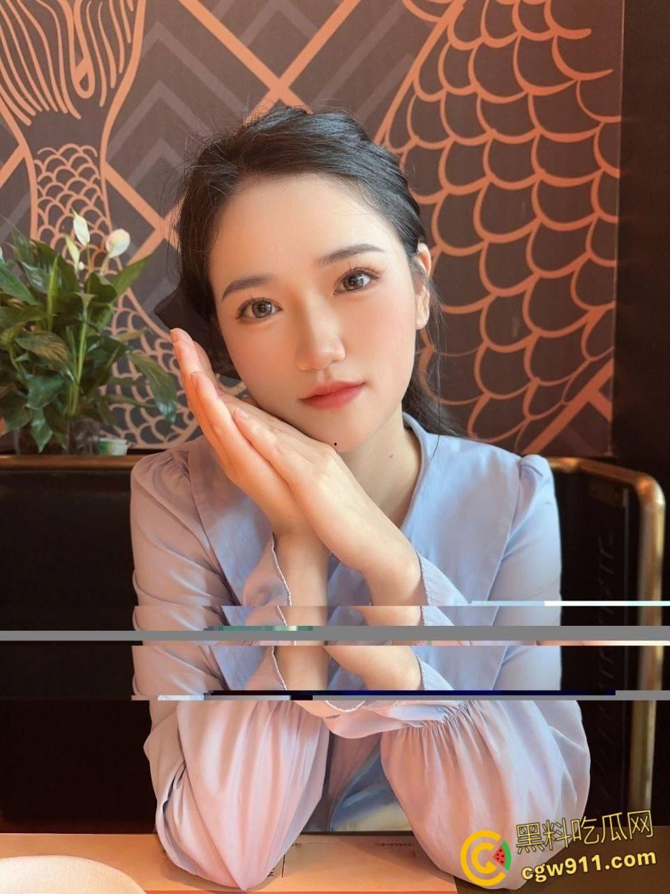 贵阳花溪保利溪湖【徐颖】，肉丝少妇足交勾引，白丝跪地口交吞精，蒙眼口塞内裤调教，高潮到呻吟连连！-3