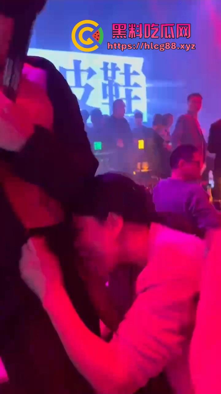 男模腹肌操翻集美骚心，现场舔奶头急扒裤叼屌，大姐浪得抓鸟急不可耐，女拳别装纯你们也就这操性！-11