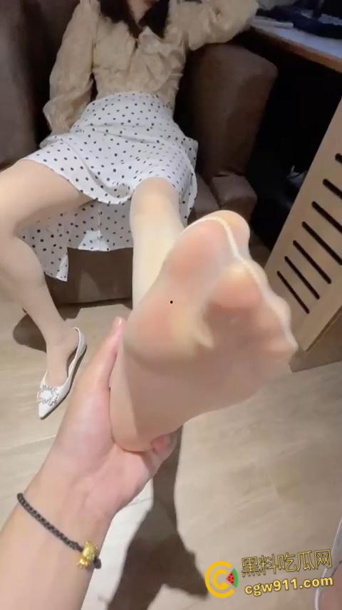 贵阳花溪保利溪湖【徐颖】，肉丝少妇足交勾引，白丝跪地口交吞精，蒙眼口塞内裤调教，高潮到呻吟连连！-4